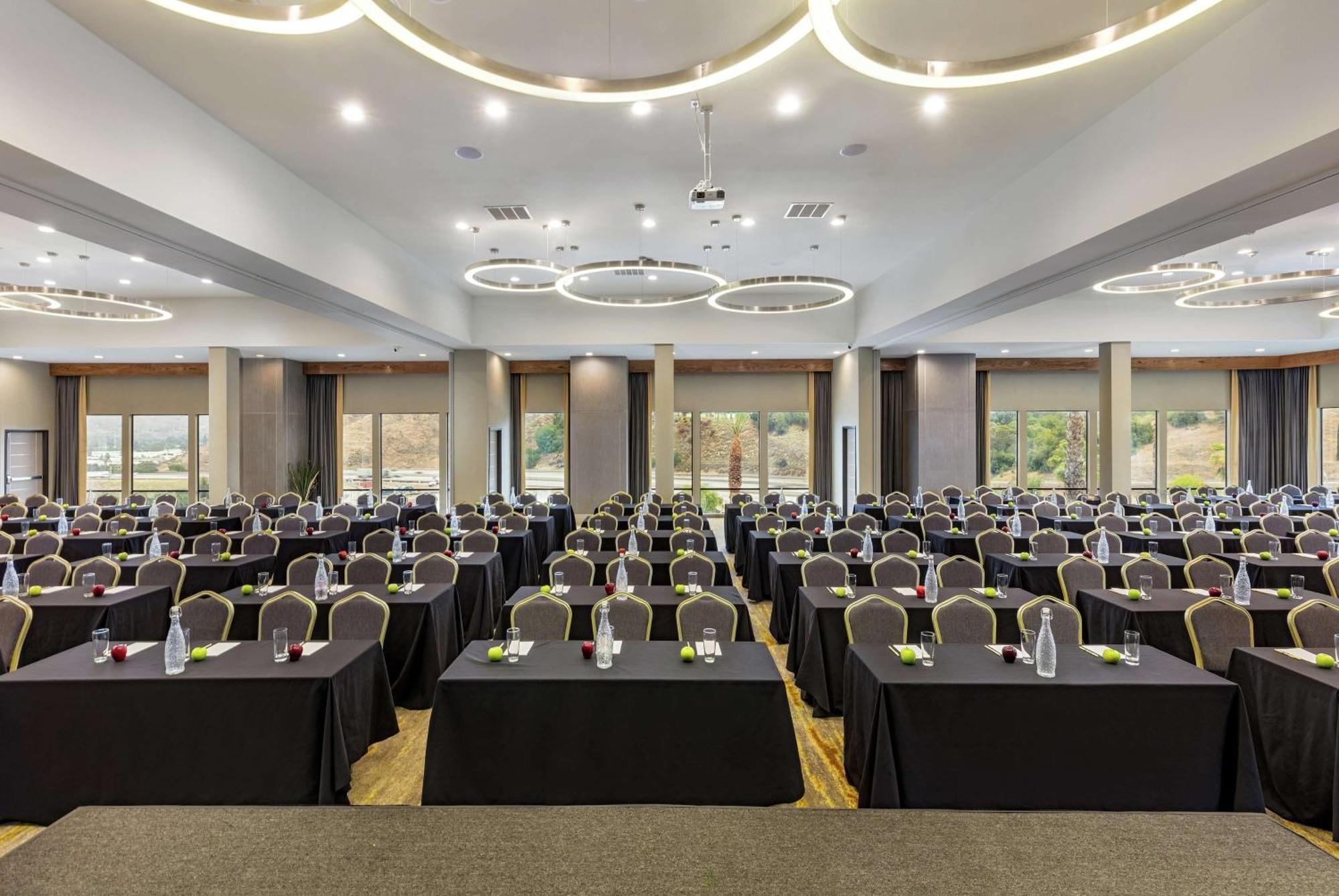 Doubletree By Hilton Pomona Hotel Buitenkant foto